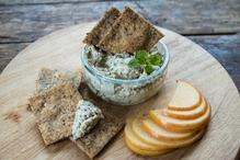 Cashew Dill & Garlic Fromage with Vegan Crackers