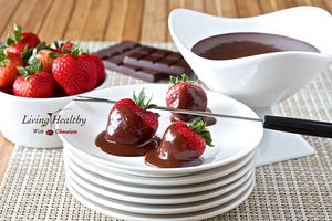 Paleo Dark Chocolate Fondue (via livinghealthywithchocolate.com)