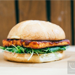 Vegan BBQ Tofu Burger (via veganmiam.com)