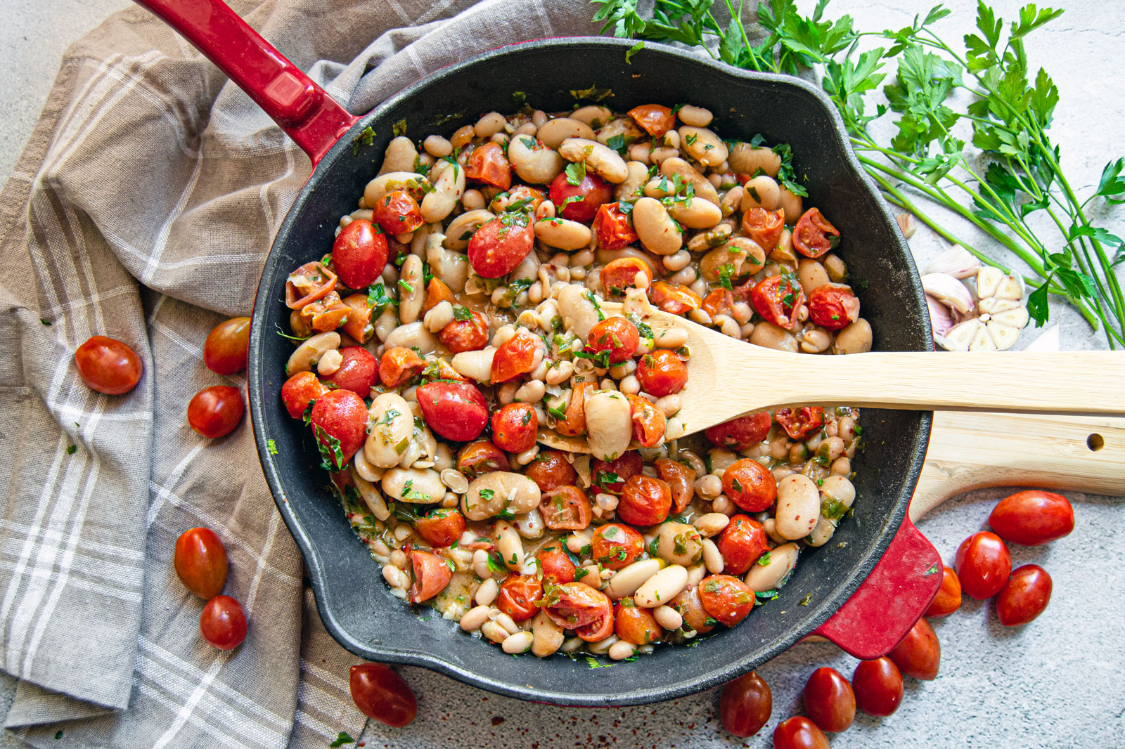 Vegan ”Cheezy” Garlic White Beans