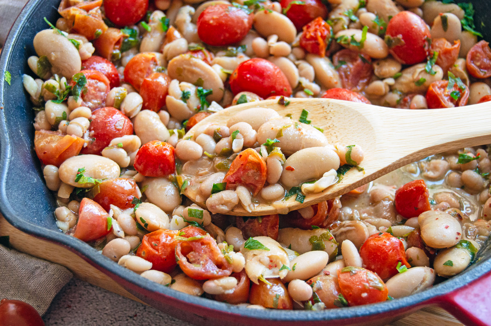 Vegan ”Cheezy” Garlic White Beans