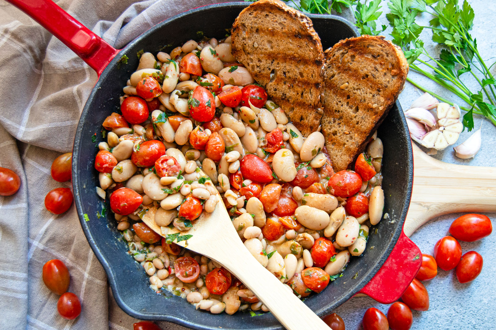 Vegan ”Cheezy” Garlic White Beans