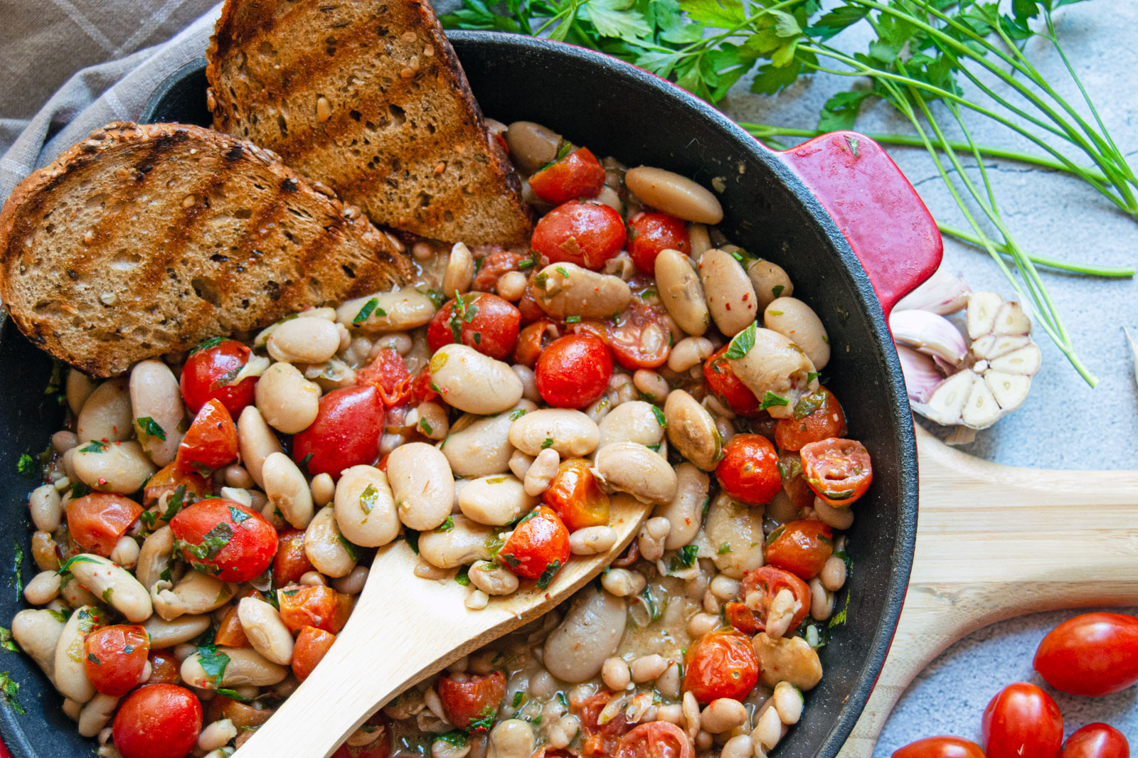 Vegan ”Cheezy” Garlic White Beans